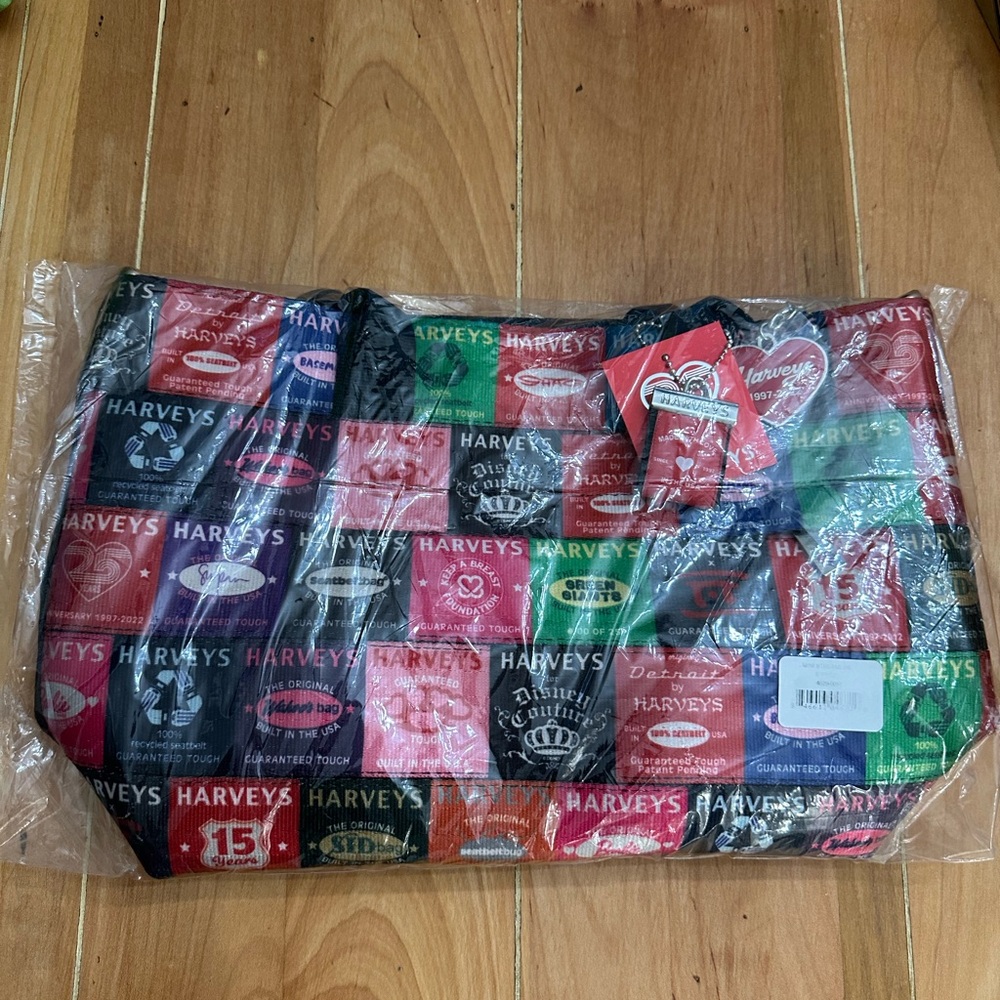 Harveys Birthday Hangtag Seatbelt Bag